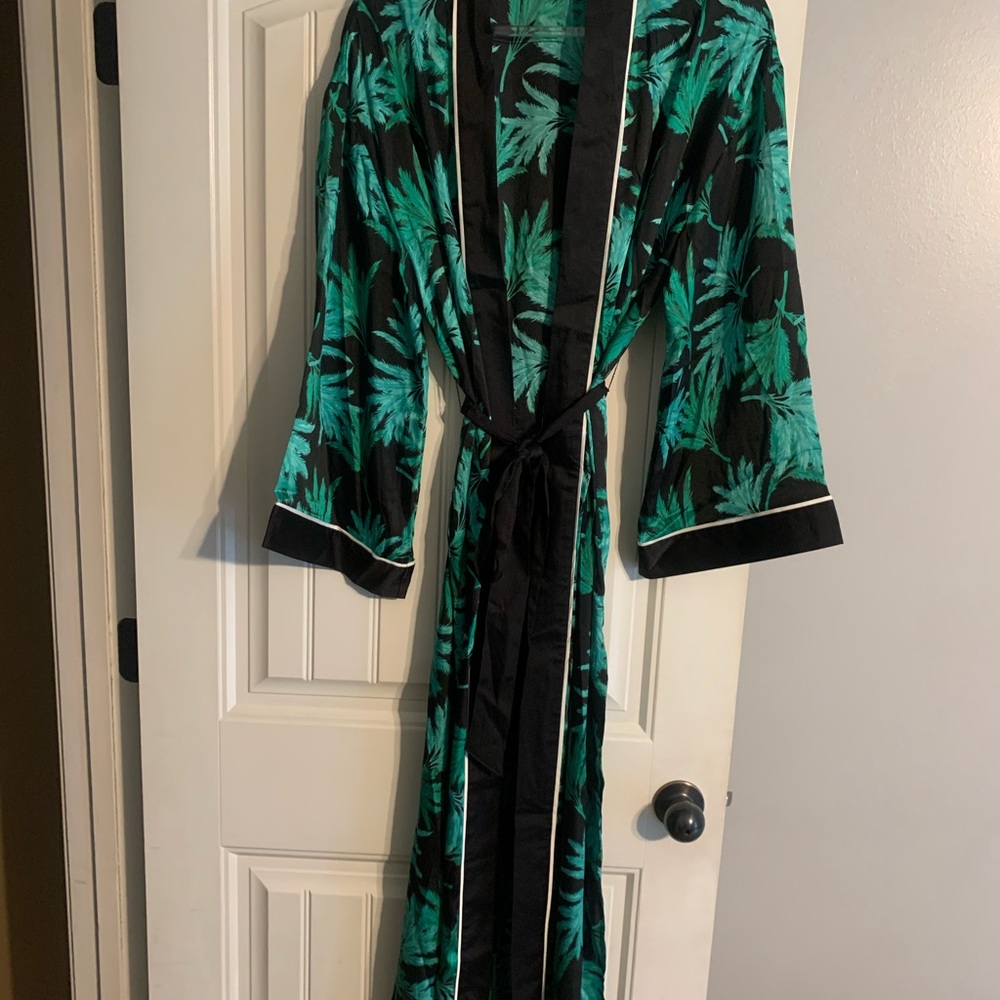 Green and Black Leaf Print Robe